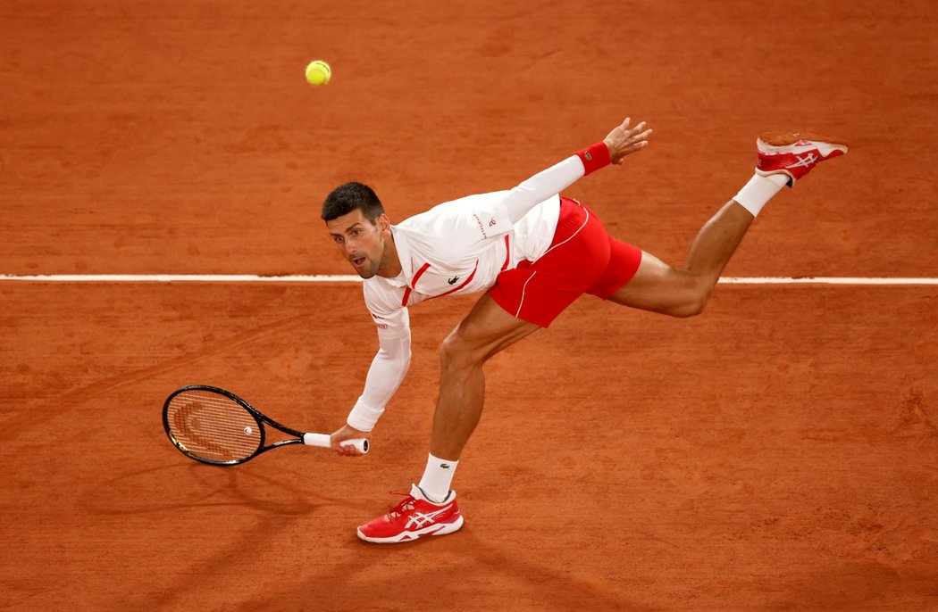 Novak Djokovič při svém prvním zápase na French Open 2020 proti Švédovi Mikaelu Ymerovi