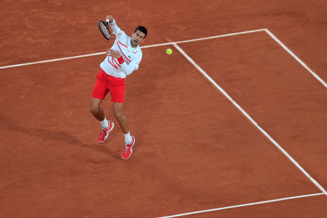 Novak Djokovič při svém prvním zápase na French Open 2020 proti Švédovi Mikaelu Ymerovi