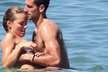 Srbský tenista Novak Djokovič s přítelkyní Jelenou Ristič plánují svatbu. Na dovolené ve francouzském Saint-Tropez dováděli v moři, možná zatoužili i po miminku