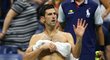 Novak Djokovič během pauzy v zápase čtvrtfinále US Open s Johnem Millmanem