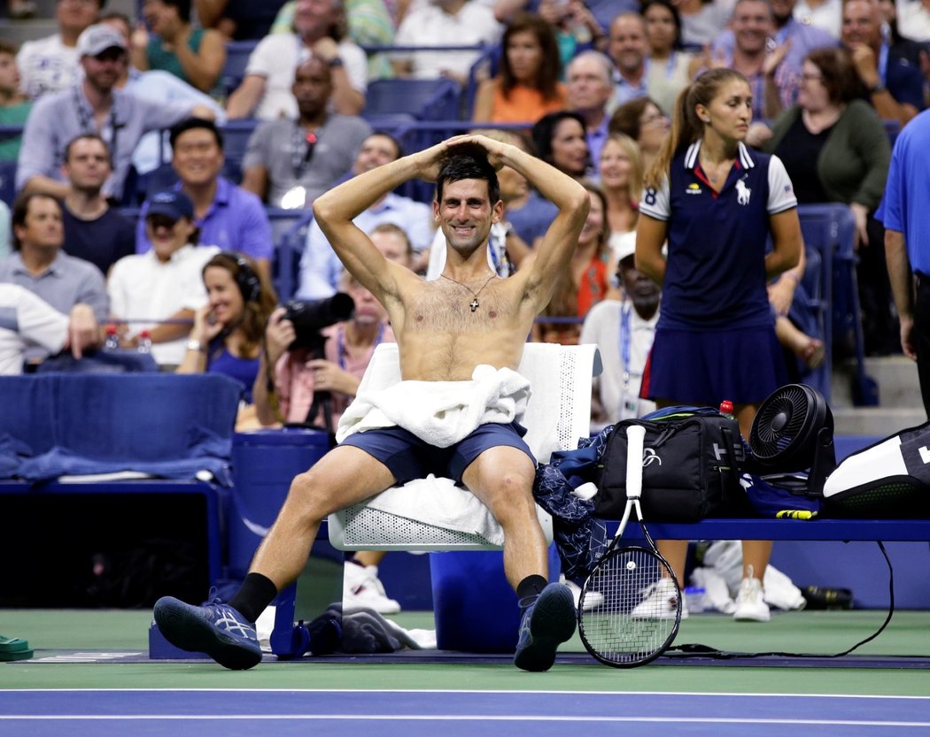 Novak Djokovič během pauzy v zápase čtvrtfinále US Open s Johnem Millmanem