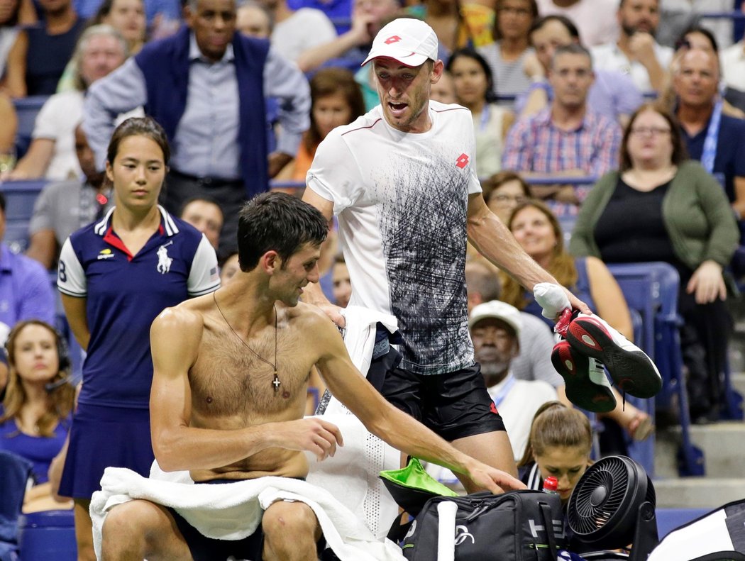 Novak Djokovič během pauzy v zápase čtvrtfinále US Open s Johnem Millmanem