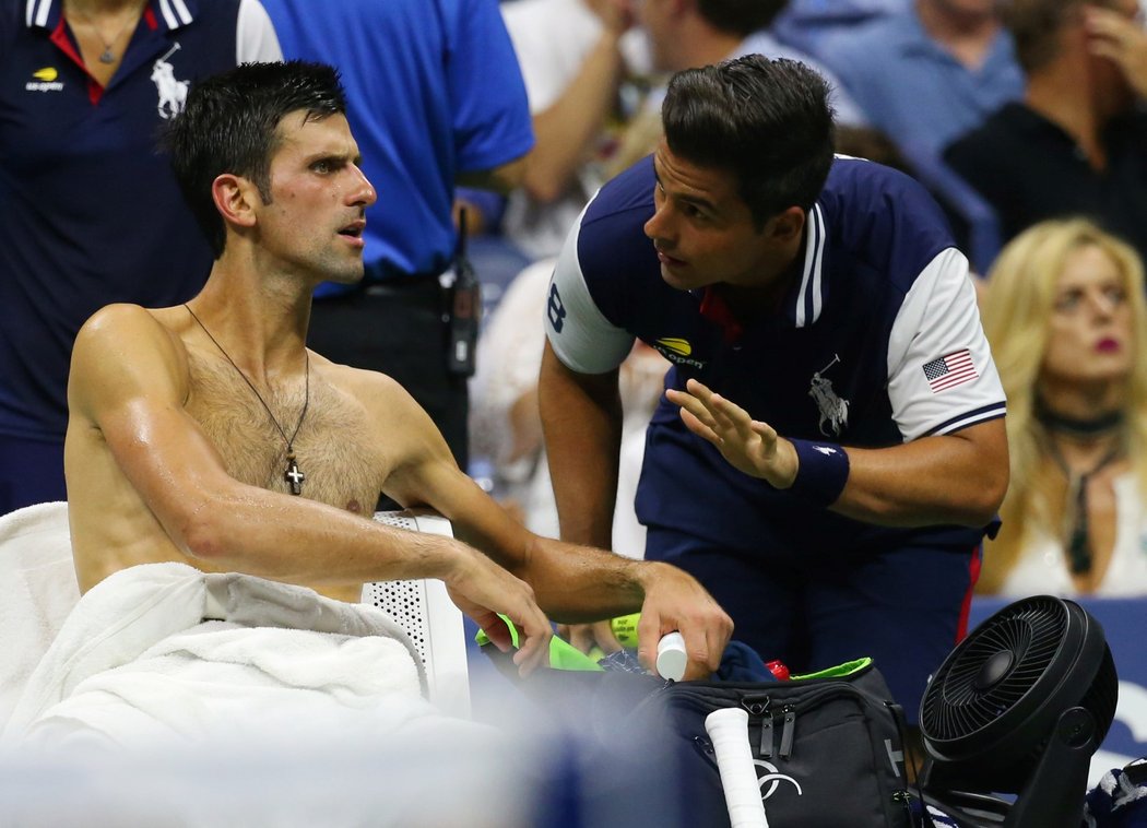 Novak Djokovič během pauzy v zápase čtvrtfinále US Open s Johnem Millmanem