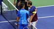 Daniil Medveděv gratuluje Novaku Djokovičovi k výhře na US Open