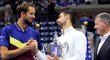 Daniil Medveděv gratuluje Novaku Djokovičovi k zisku rekordního grandslamu