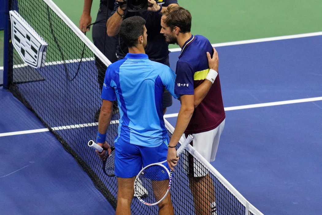 Daniil Medveděv gratuluje Novaku Djokovičovi k výhře na US Open