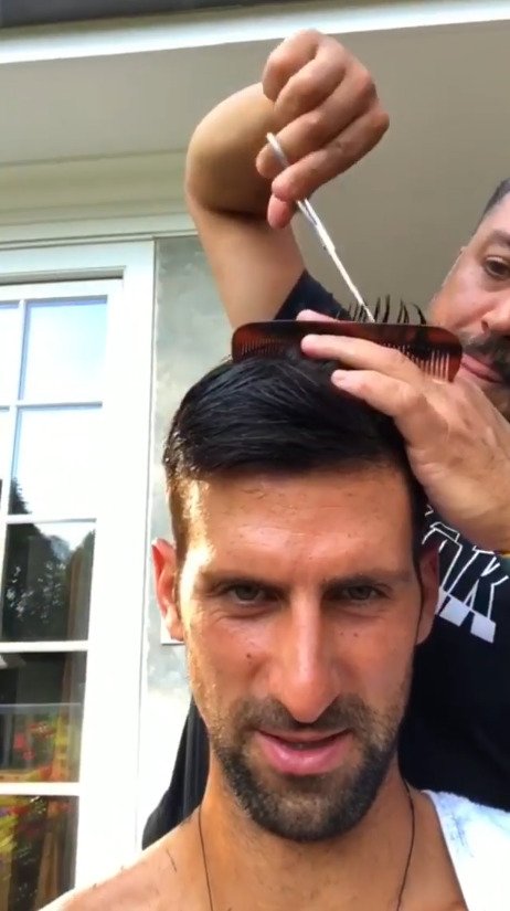 Novak Djokovič si ve své luxusní rezidenci v New Yorku nechal od týmového parťáka ostříhat vlasy...