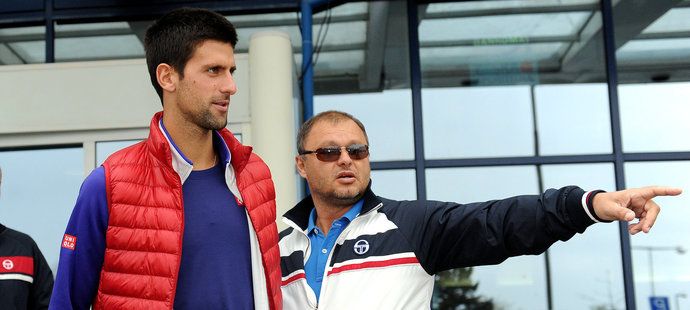 Novak Djokovič se svým koučem Mariánem Vajdou (vpravo) před pražským Letištěm Václava Havla