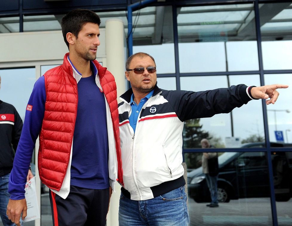 Novak Djokovič se svým koučem Mariánem Vajdou (vpravo) před pražským Letištěm Václava Havla