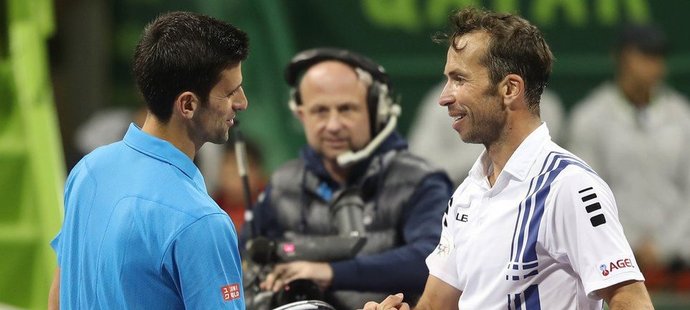 Radek Štěpánek si podává ruku s Novakem Djokovičem po jejich duelu na turnaji v Kataru