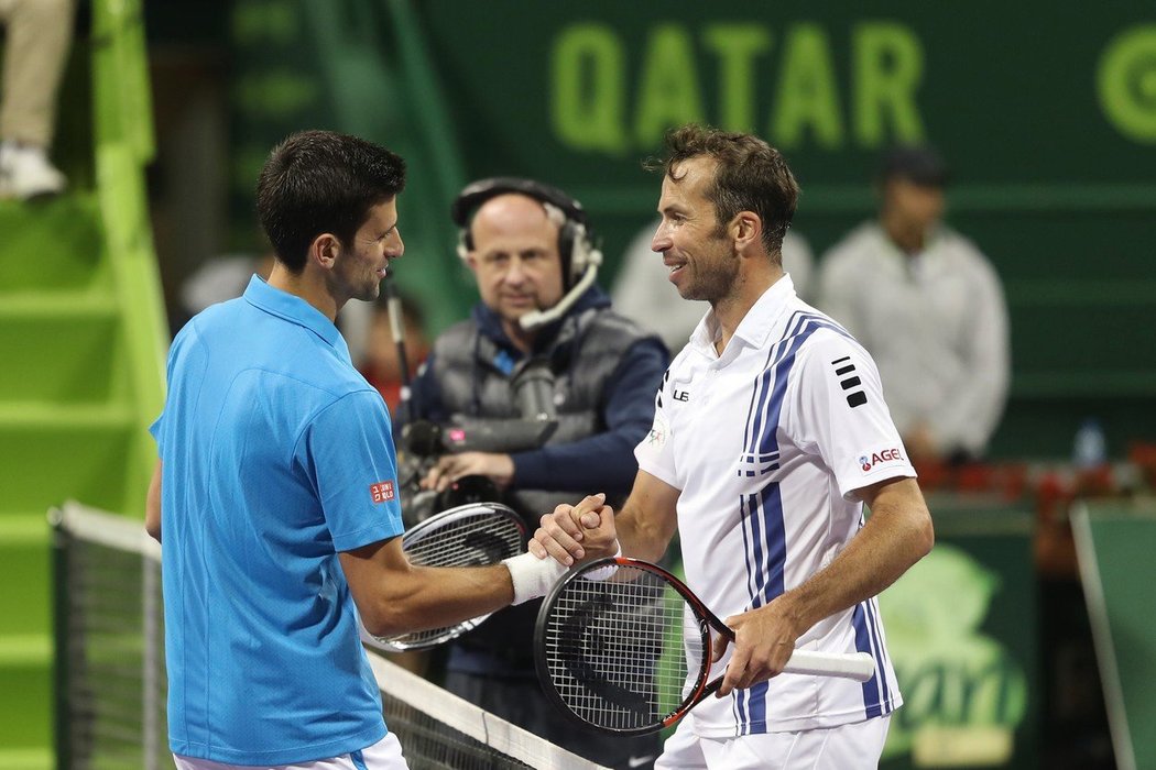 Radek Štěpánek si podává ruku s Novakem Djokovičem po jejich duelu na turnaji v Kataru