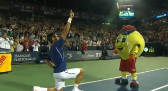 Když hvězda tančí: Novak Djokovič předvedl show s "živým" tenisákem