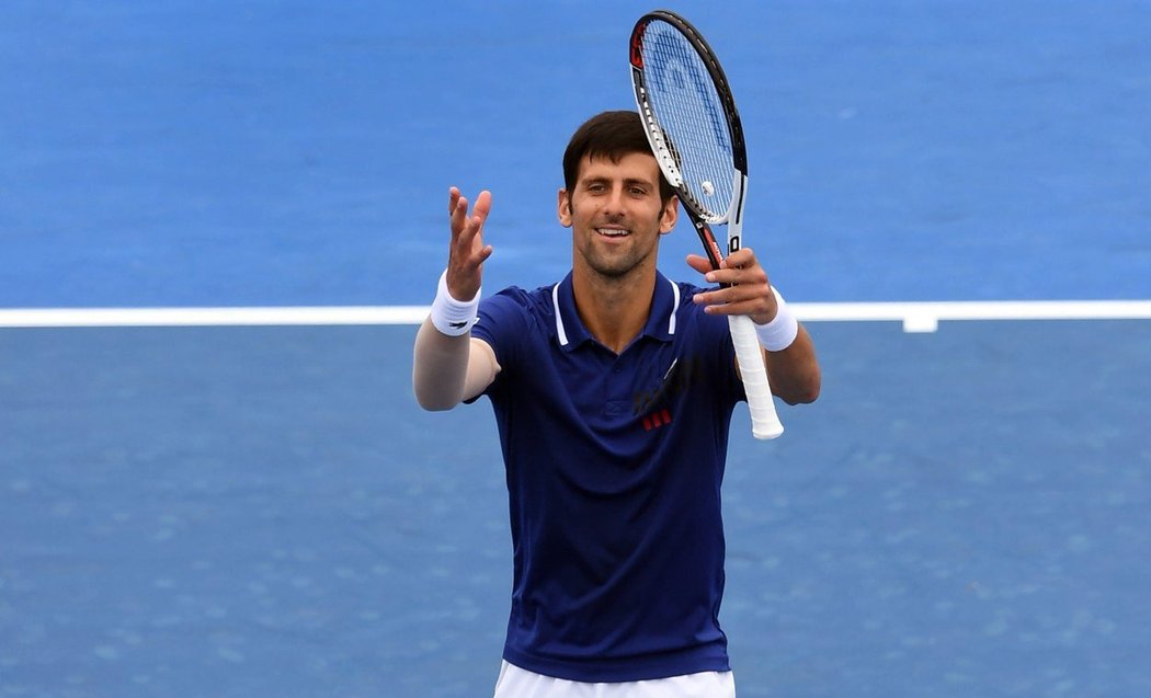 Novak Djokovič v exhibičním zápase proti Dominiku Thiemovi