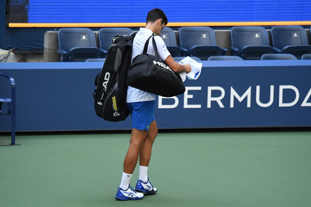 Omluvy byly marné, Novak Djokovič opustil kurt na US Open