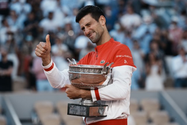 Novak Djokovič s pohárem po finále French Open