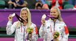 Památný okamžik: Andrea Hlaváčková (vlevo) a Lucie Hradecká přebírají stříbrné olympijské medaile v holínkách