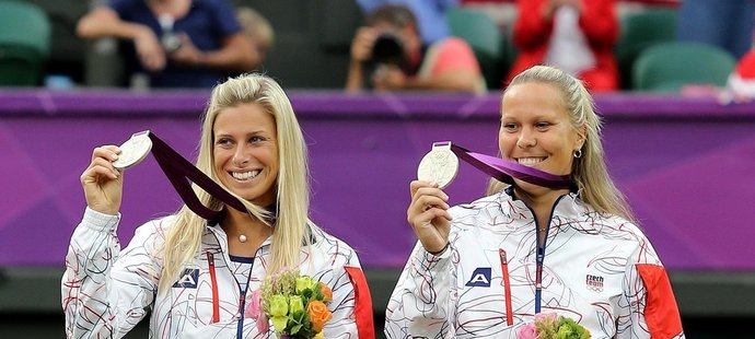 Památný okamžik: Andrea Hlaváčková (vlevo) a Lucie Hradecká přebírají stříbrné olympijské medaile v holínkách
