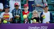 Nejmenší fanoušci čekají po zápase na podpis loňské wimbledonské vítězky
