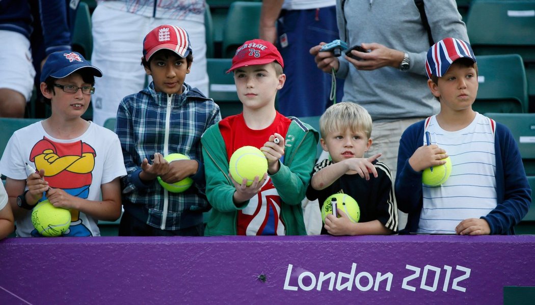 Nejmenší fanoušci čekají po zápase na podpis loňské wimbledonské vítězky