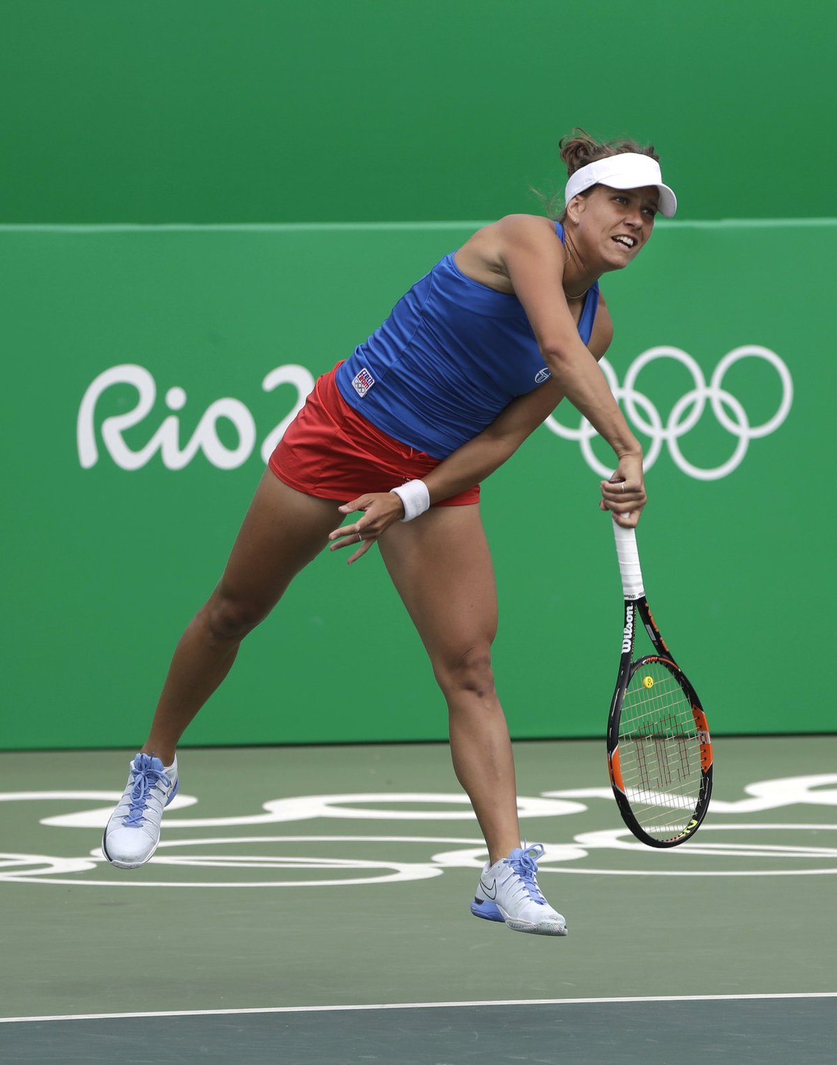 Barbora Strýcová podává ve čtvrtfinále olympijského turnaje ve čtyřhře