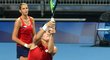 Těžká smeč z bekhendu v podání Markéety Vondroušové. Plíšková přihlíží