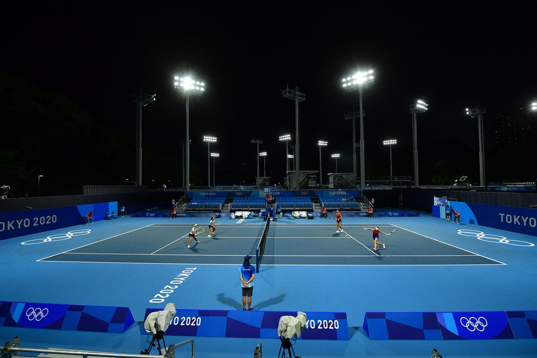Pohled na celkový kurt v nočním Tokiu při utkání českých tenistek