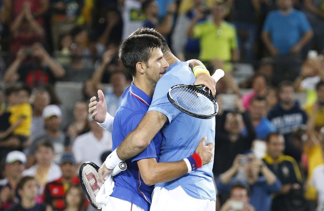 Novak Djokovič gratuluje Del Potrovi k výhře