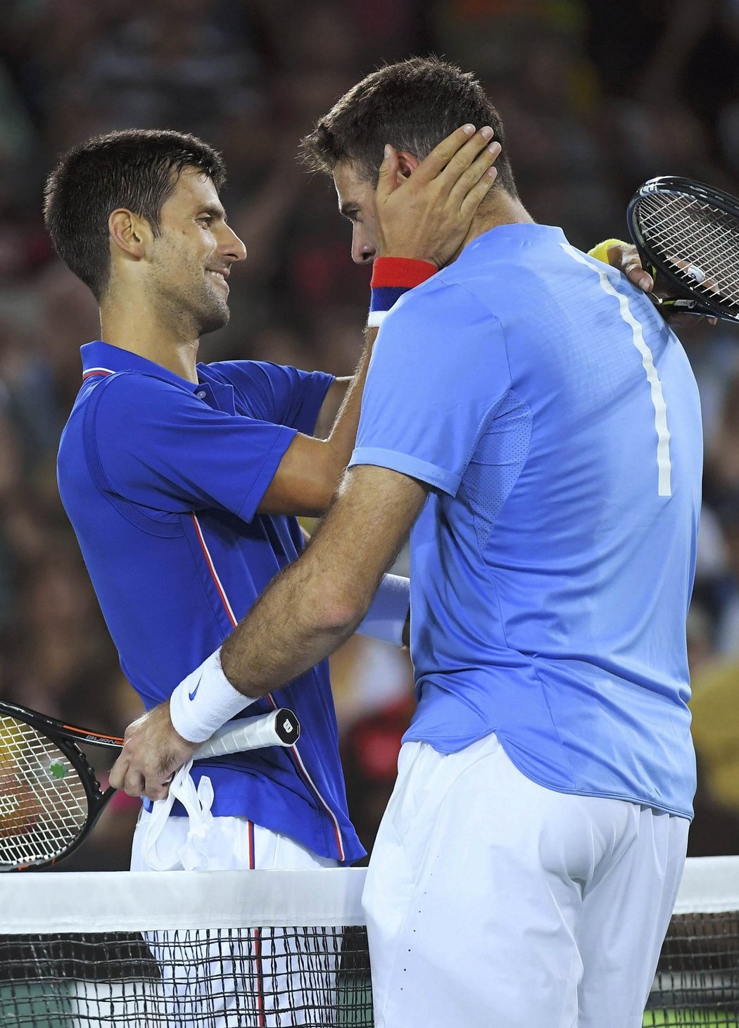 Novak Djokovič gratuluje svému soupeři k postupu