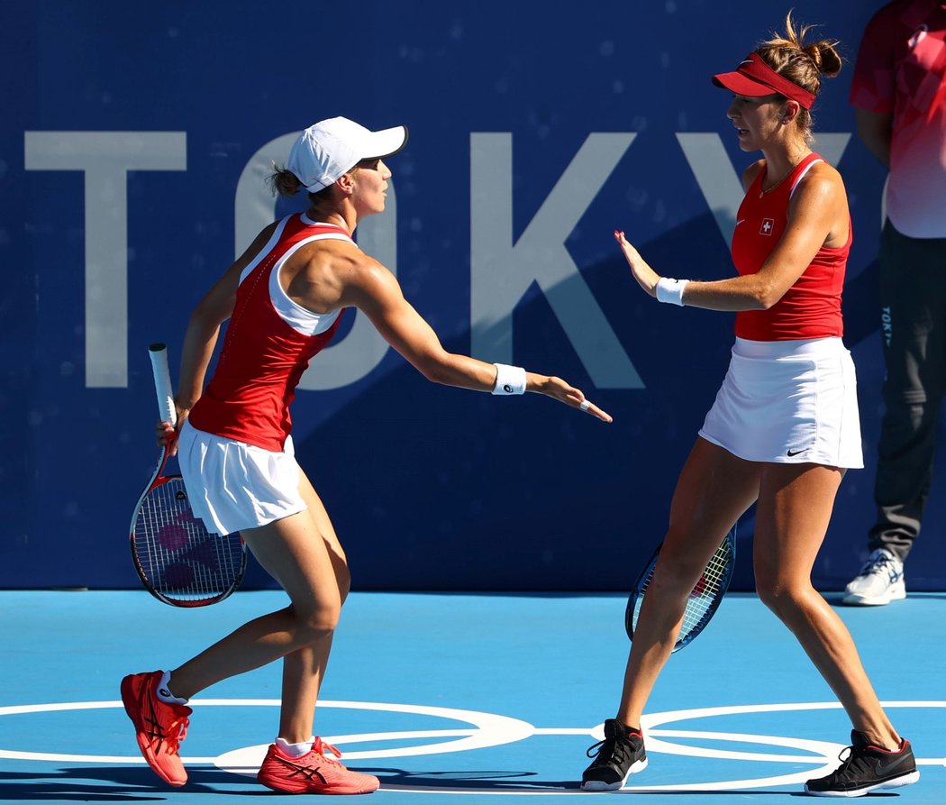 Švýcarky Viktorija Golubicova a Belinda Bencicová při finále čtyřhry na LOH v Tokiu