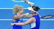 Zlatá radost Kateřiny Siniakové a Barbory Krejčíkové po vítězství ve finále čtyřhry na LOH v Tokiu