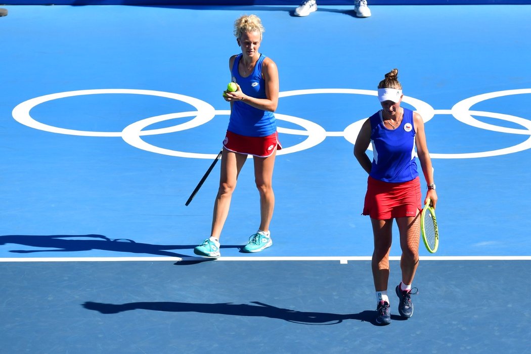 Barbora Krejčíková (vpravo) a Kateřina Siniaková ve finále čtyřhry na LOH v Tokiu