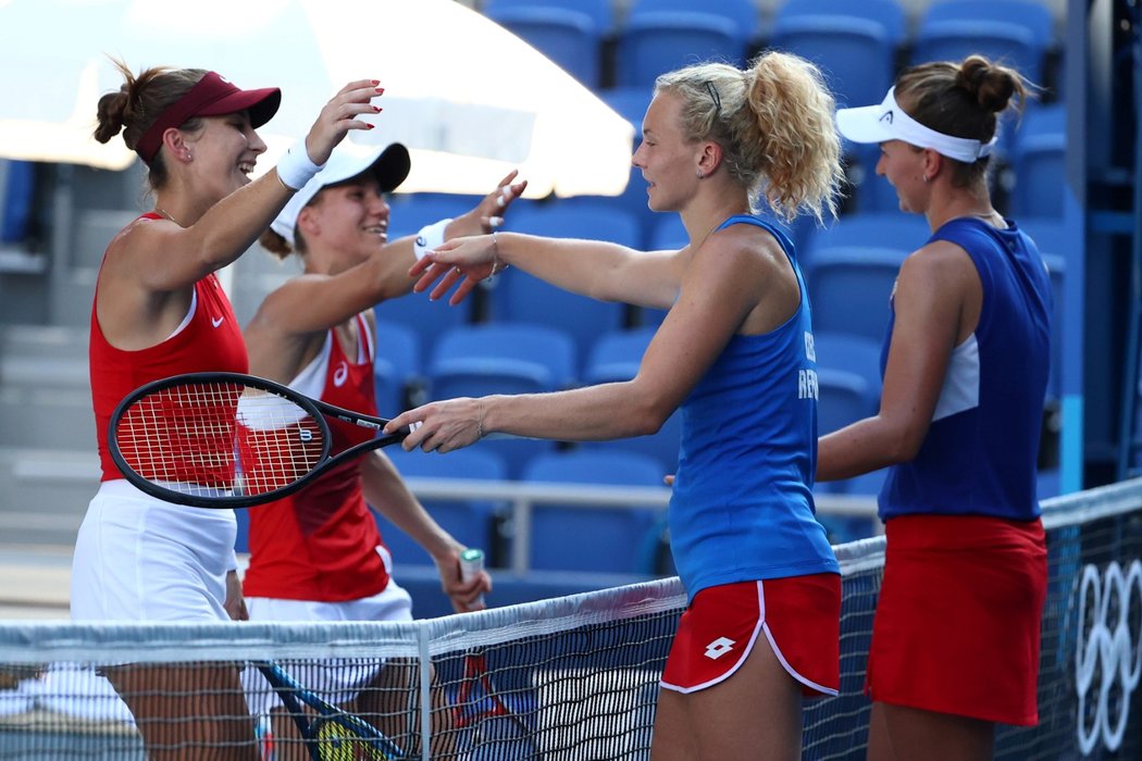 Český tenis má první olympijské zlato ze čtyřhry. Barbora Krejčíková a Kateřina Siniaková v Tokiu porazily Švýcarky Bencicovou a Golubicovou 7:5, 6:1.