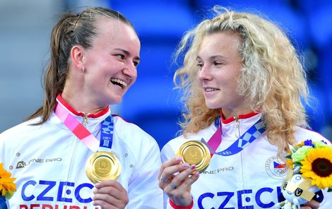 Radost zlatých českých tenistek po výhře ve čtyřhře na olympiádě v Tokiu