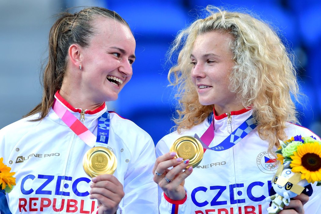 Radost zlatých českých tenistek po výhře ve čtyřhře na olympiádě v Tokiu