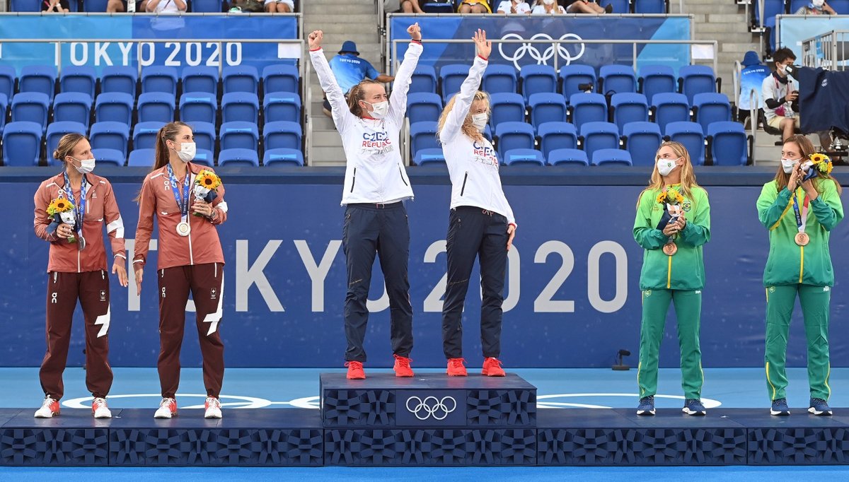 Zlaté české tenistky na stupních vítězů na olympiádě v Tokiu, kde Kateřina Siniaková a Barbora Krejčíková ovládly čtyřhru