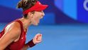Belinda Benčičová se povzbuzuje ve finále tenisového turnaje na olympiádě v Tokiu proti Markétě Vondroušové
