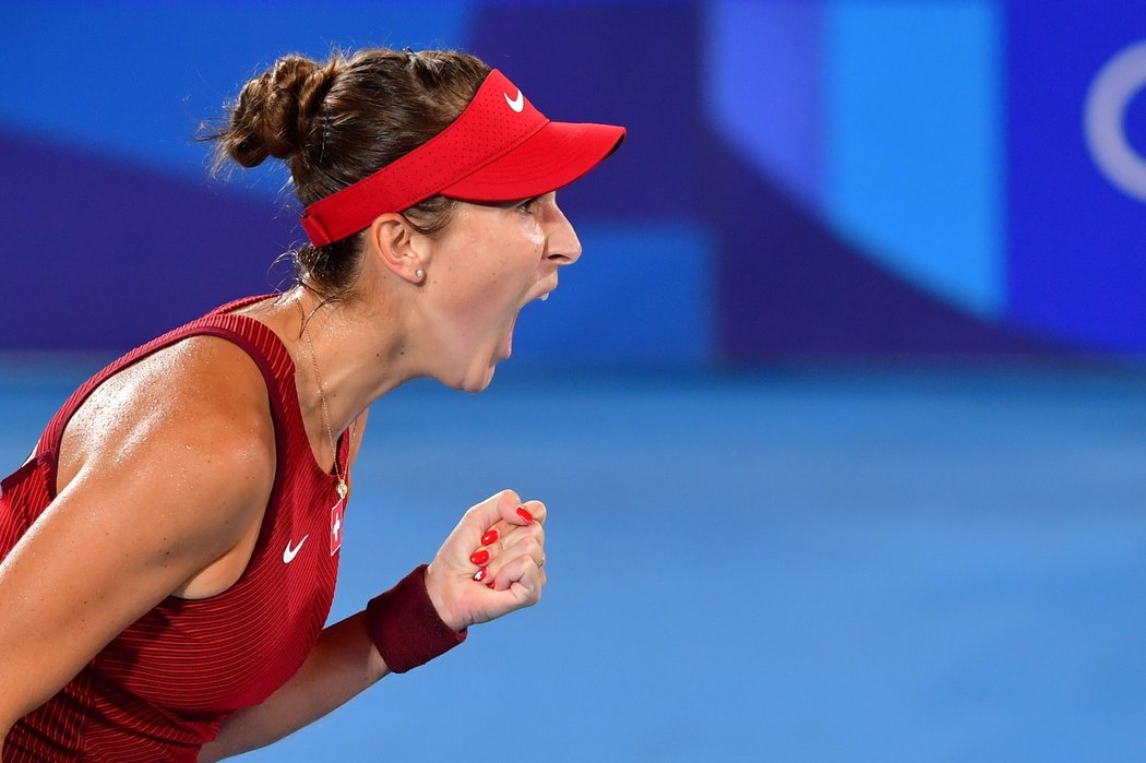 Belinda Benčičová se povzbuzuje ve finále tenisového turnaje na olympiádě v Tokiu proti Markétě Vondroušové