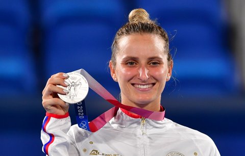 Česká tenistka Markéta Vondroušová se stříbrnou medailí na olympiádě v Tokiu