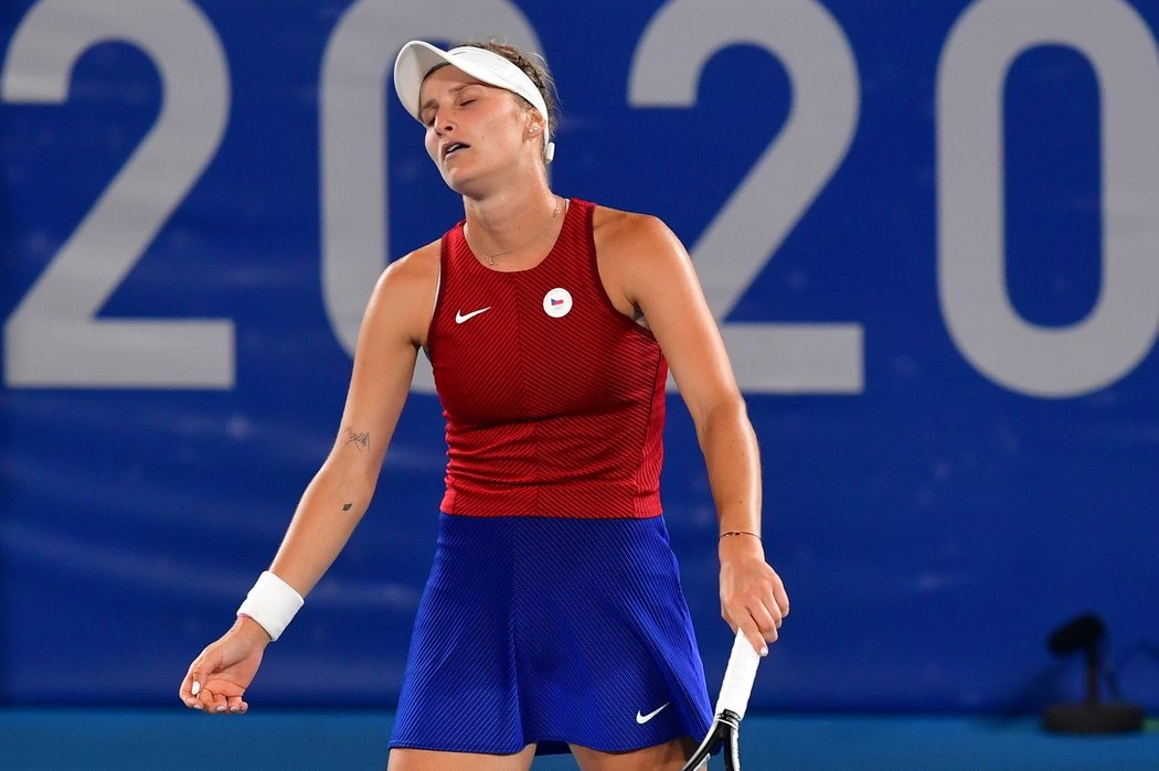 Zklamaná česká tenistka Markéta Vondroušová po prohře ve finále ženské dvouhry na olympiádě v Tokiu