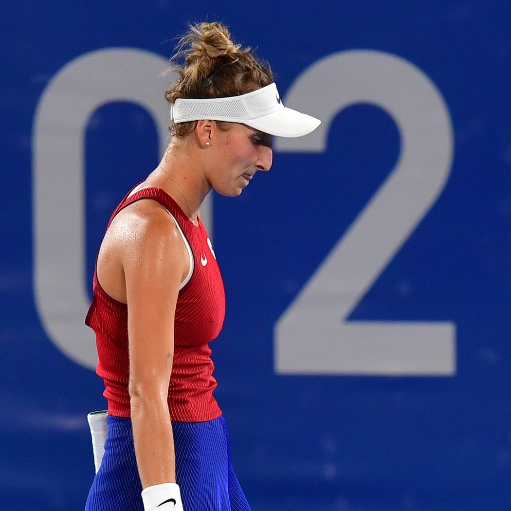 Zklamaná česká tenistka Markéta Vondroušová po prohře ve finále ženské dvouhry na olympiádě v Tokiu