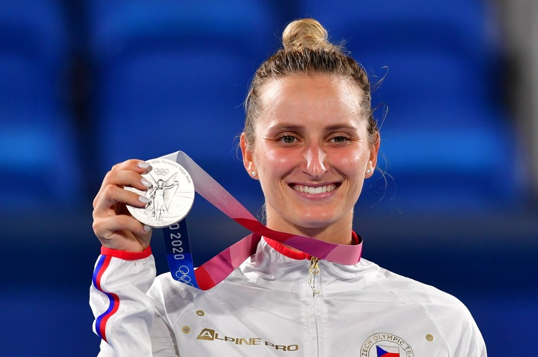 Česká tenistka Markéta Vondroušová se stříbrnou medailí na olympiádě v Tokiu