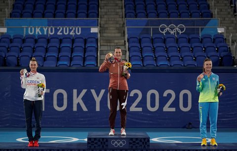 Česká tenistka Markéta Vondroušová (vlevo) na stupních vítězů se stříbrnou medailí z Tokia