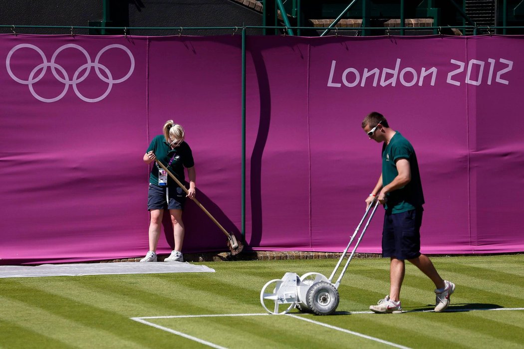 Pečlivá úprava travnatého povrchu je už wimbledonskou tradicí