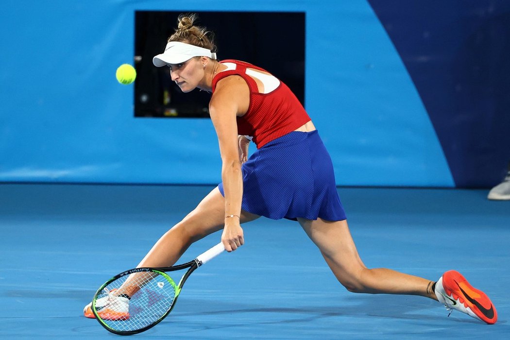 Markéta Vondroušová odehrává míček v krkolomné pozici