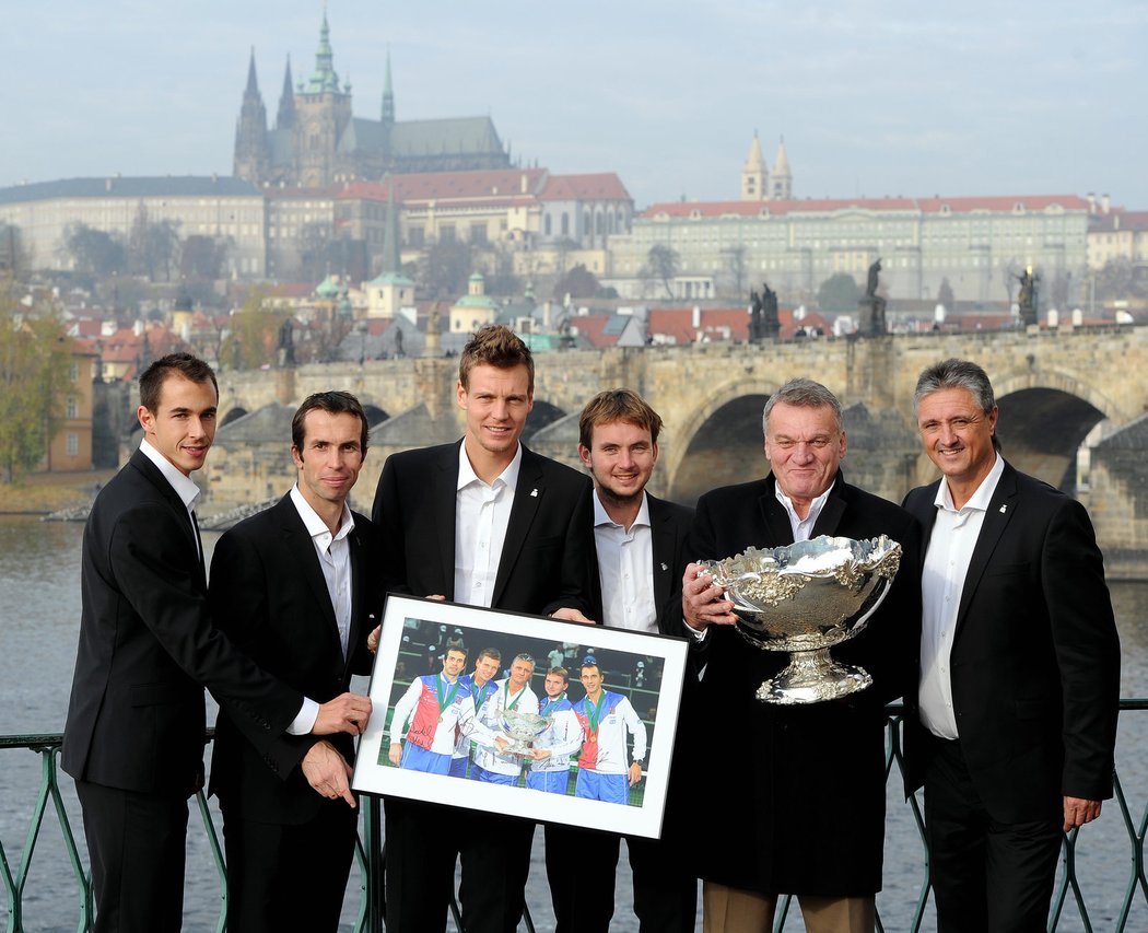 Čeští tenisté si vychutnávají oslavy na Novotného lávce
