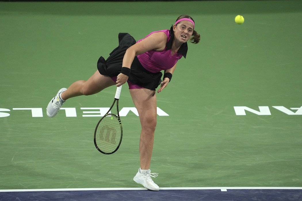 Jelena Ostapenková v zápase s Petrou Kvitovou