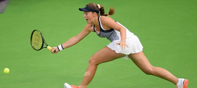 Přemožitelka Petry Kvitové Jelena Ostapenková  během utkání na turnaji v Dauhá