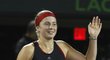 Jelena Ostapenková zdraví po vítězném zápase s Kvitovou