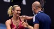 Česká tenistka Tereza Martincová se raduje se svým kondičním trenérem po postupu na turnaji v Ostravě