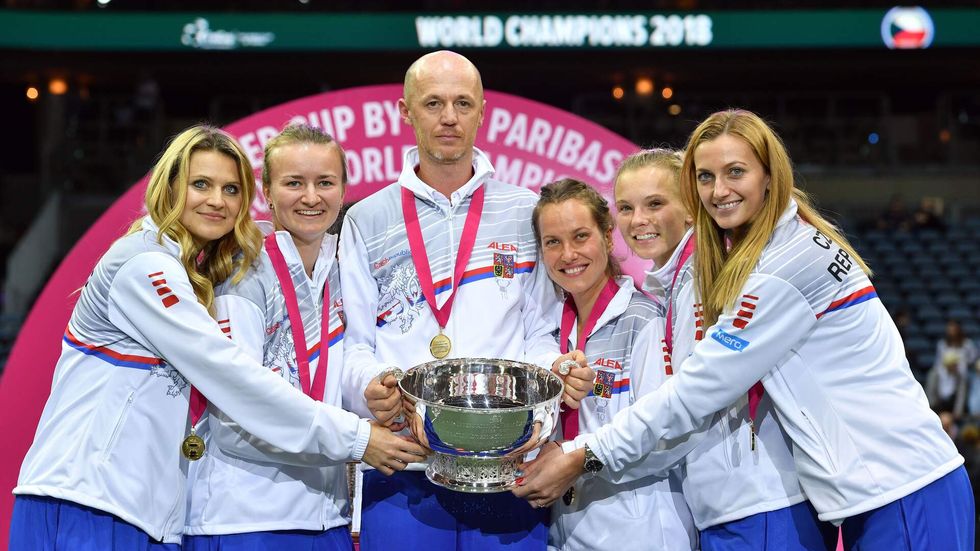 Petr Pála s hráčkami po triumfu ve Fed Cupu v roce 2018